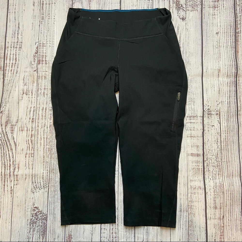 Columbia Omni Shield Black Capri. Size Small. EUC